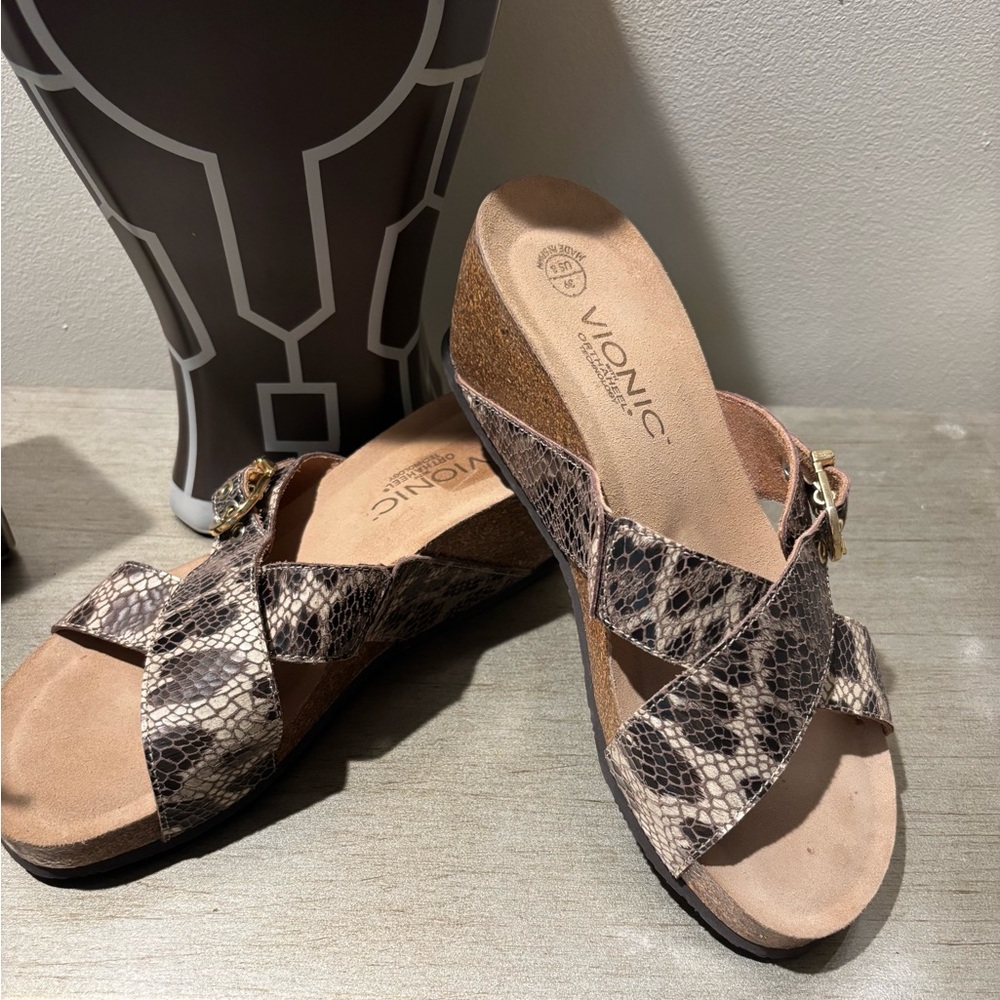 Vionic Women's Wedge Sandals with Snakeskin Pattern size 8 Euro 39 EUC!